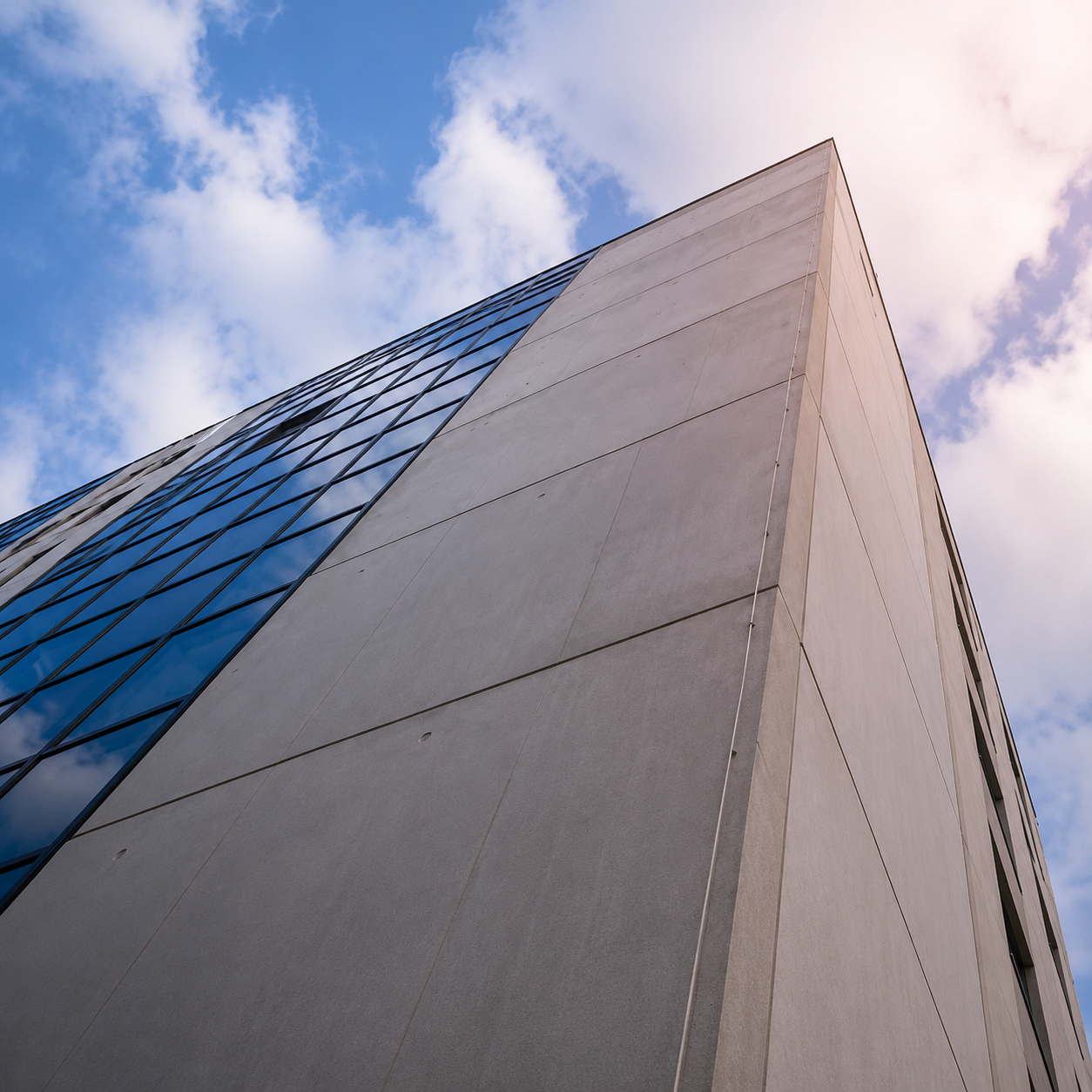 Fassade mit elastisch verfugten Fertigteilen